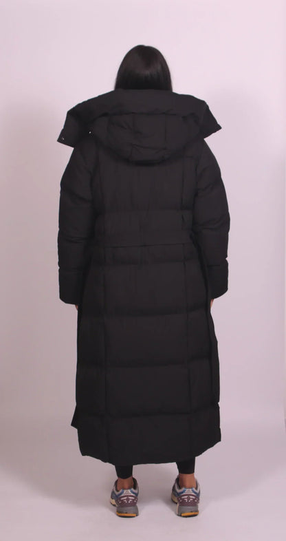 Modelo con chaqueta de mujer Diede | Horizoncor México