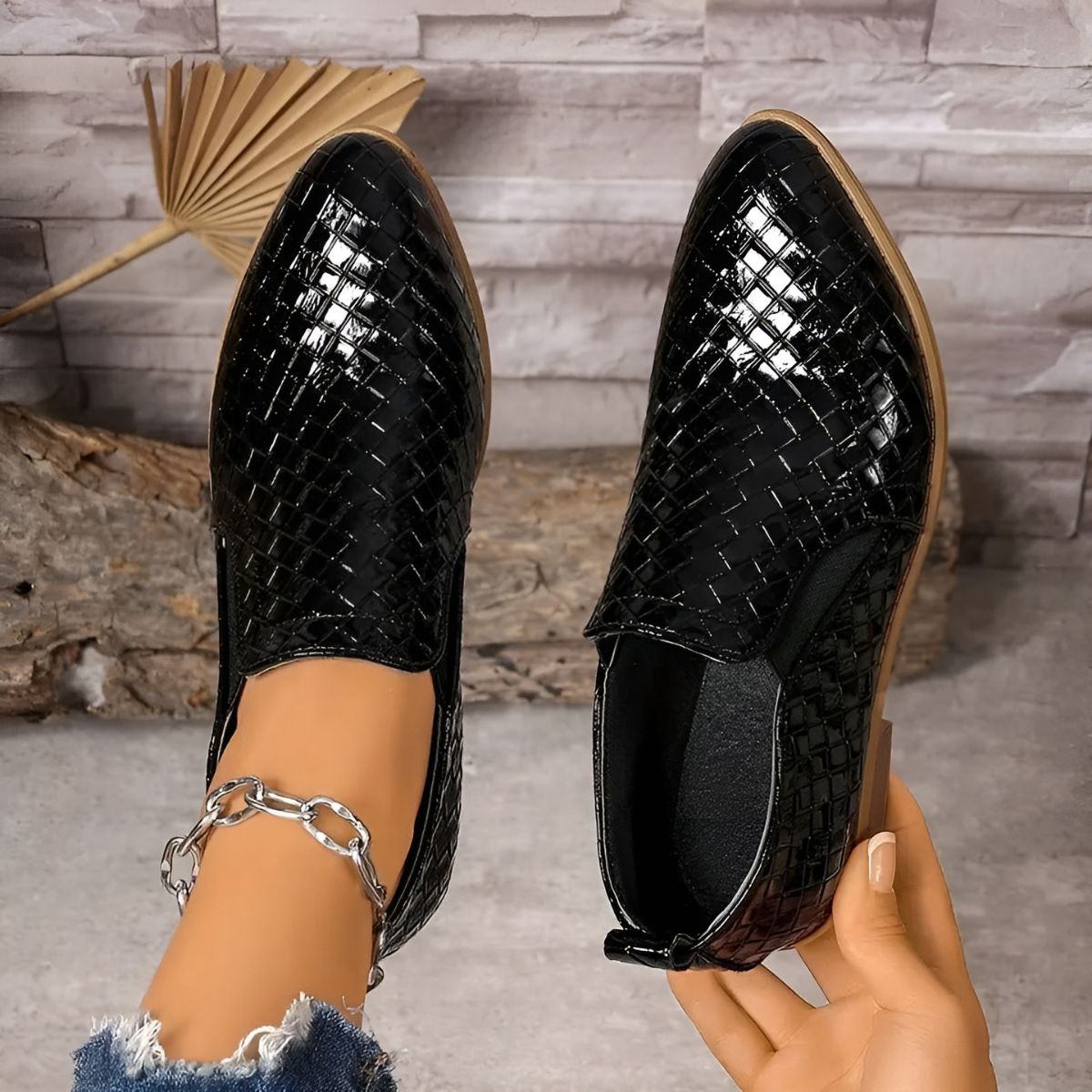 Modelo con zapatos de mujer Alexia | Horizoncor México
