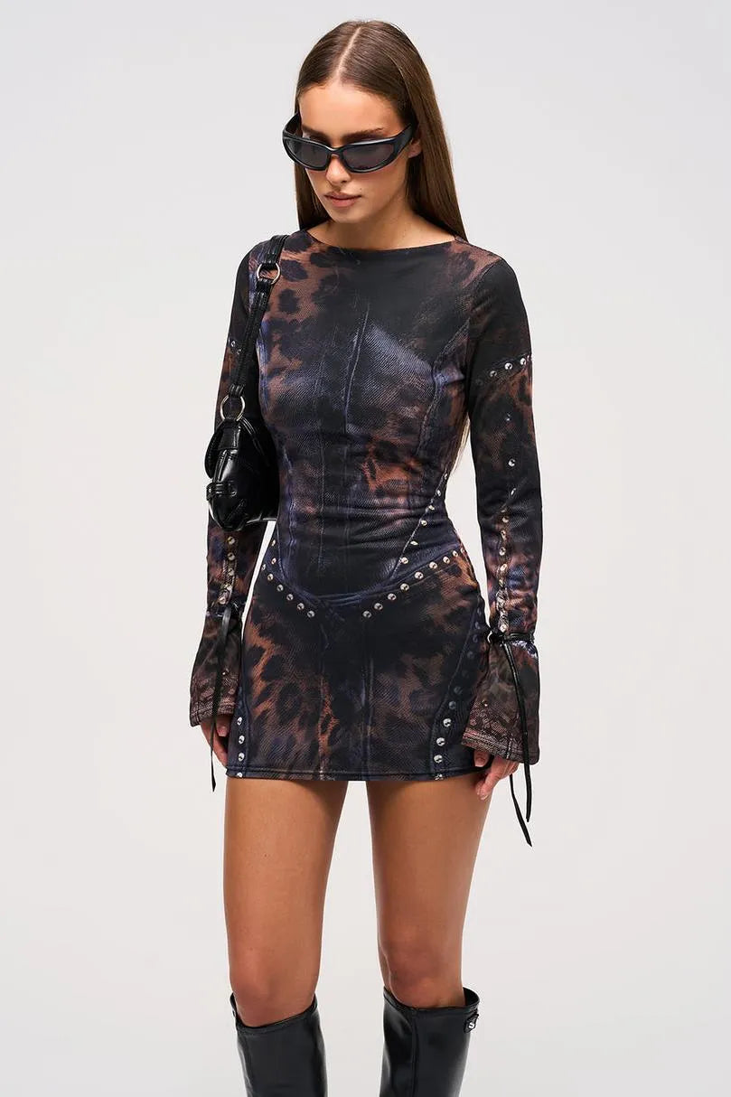 Modelo con vestido de noche Chiara | Horizoncor México