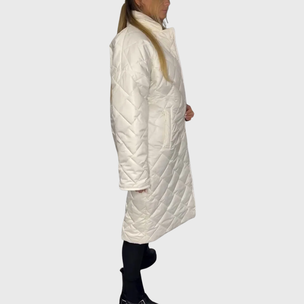 Modelo con abrigo mujer acolchado | Horizoncor México