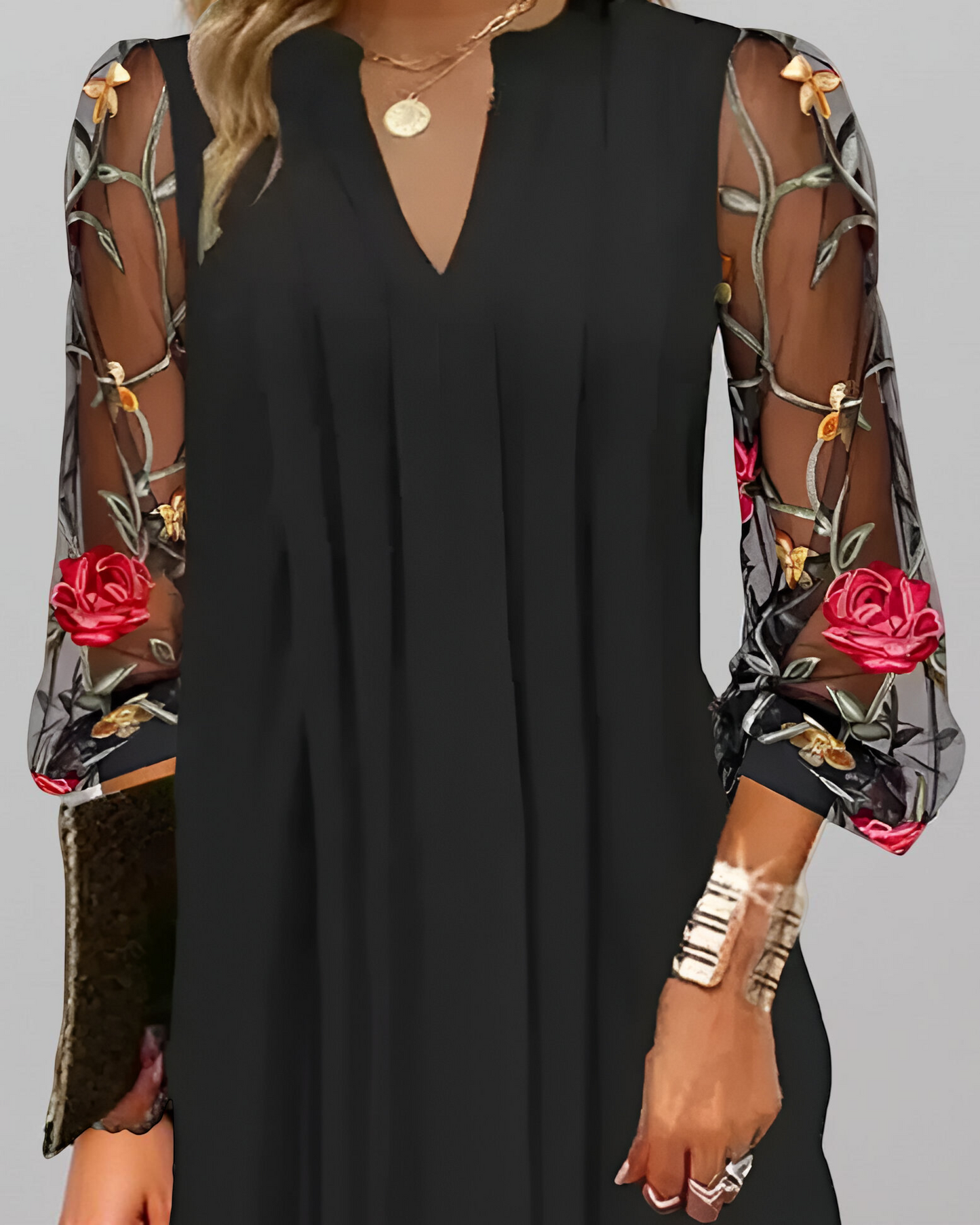 Modelo con vestido largo elegante Renée | Horizoncor México