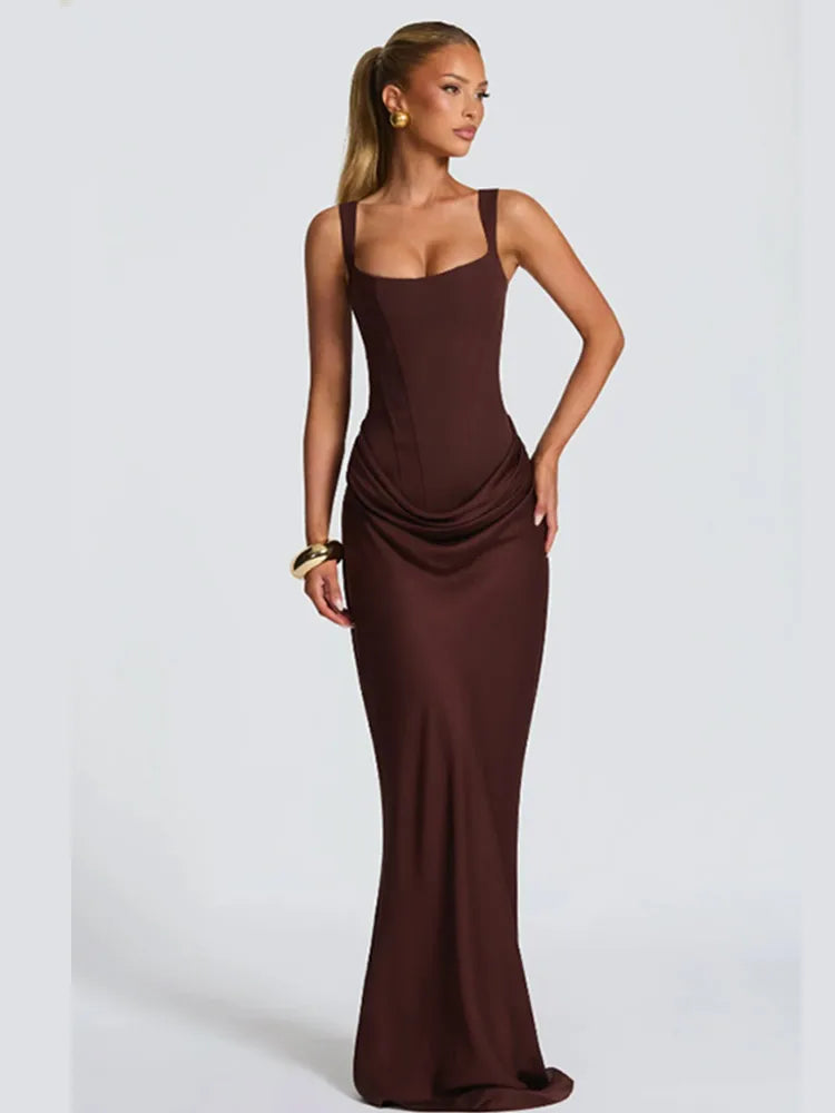 Modelo con vestido de fiesta Lucía | Horizoncor México