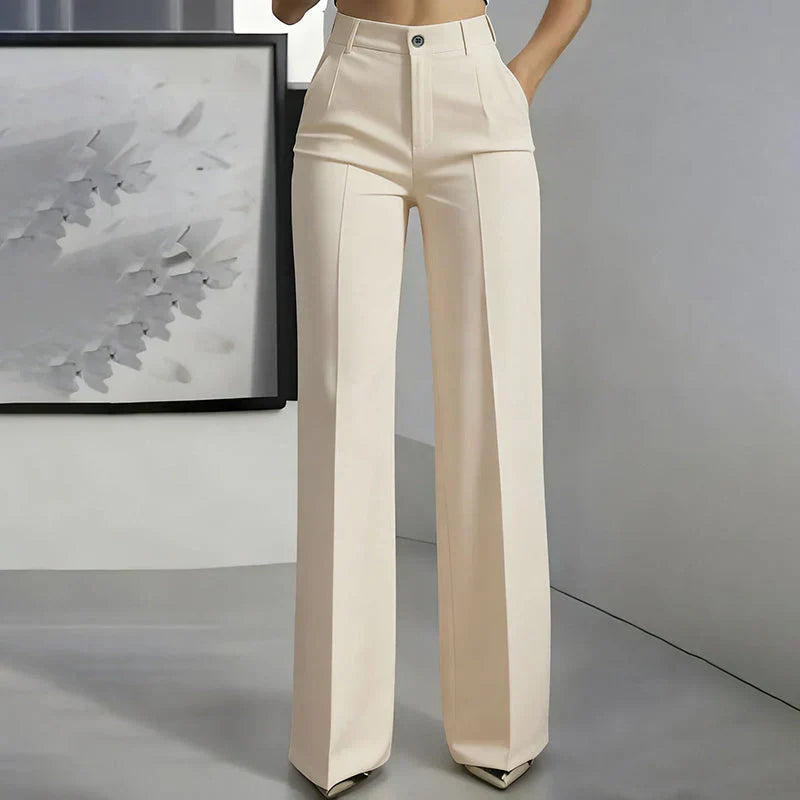 Modelo con pantalones de mujer Eddi | Horizoncor México