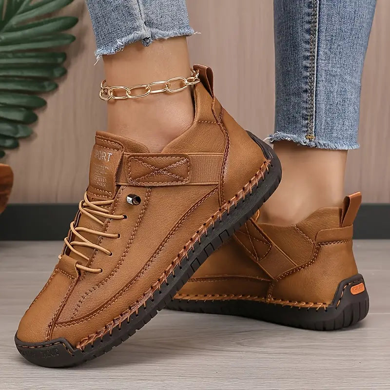 Modelo con zapatillas mujer Elira | Horizoncor México