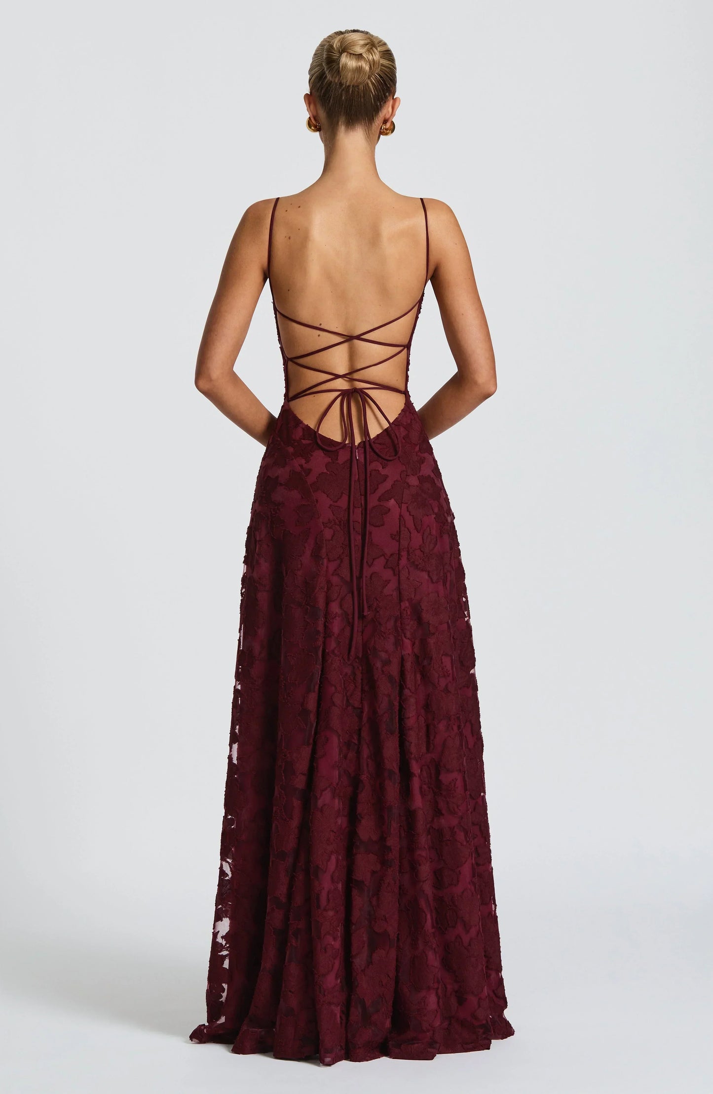 Modelo con vestido de noche Rhoda | Horizoncor México