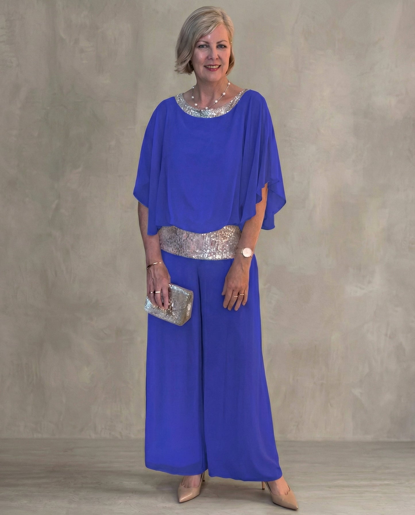 Modelo con conjunto elegante para dama Ember  Conjunto elegante de dos piezas | Horizoncor México