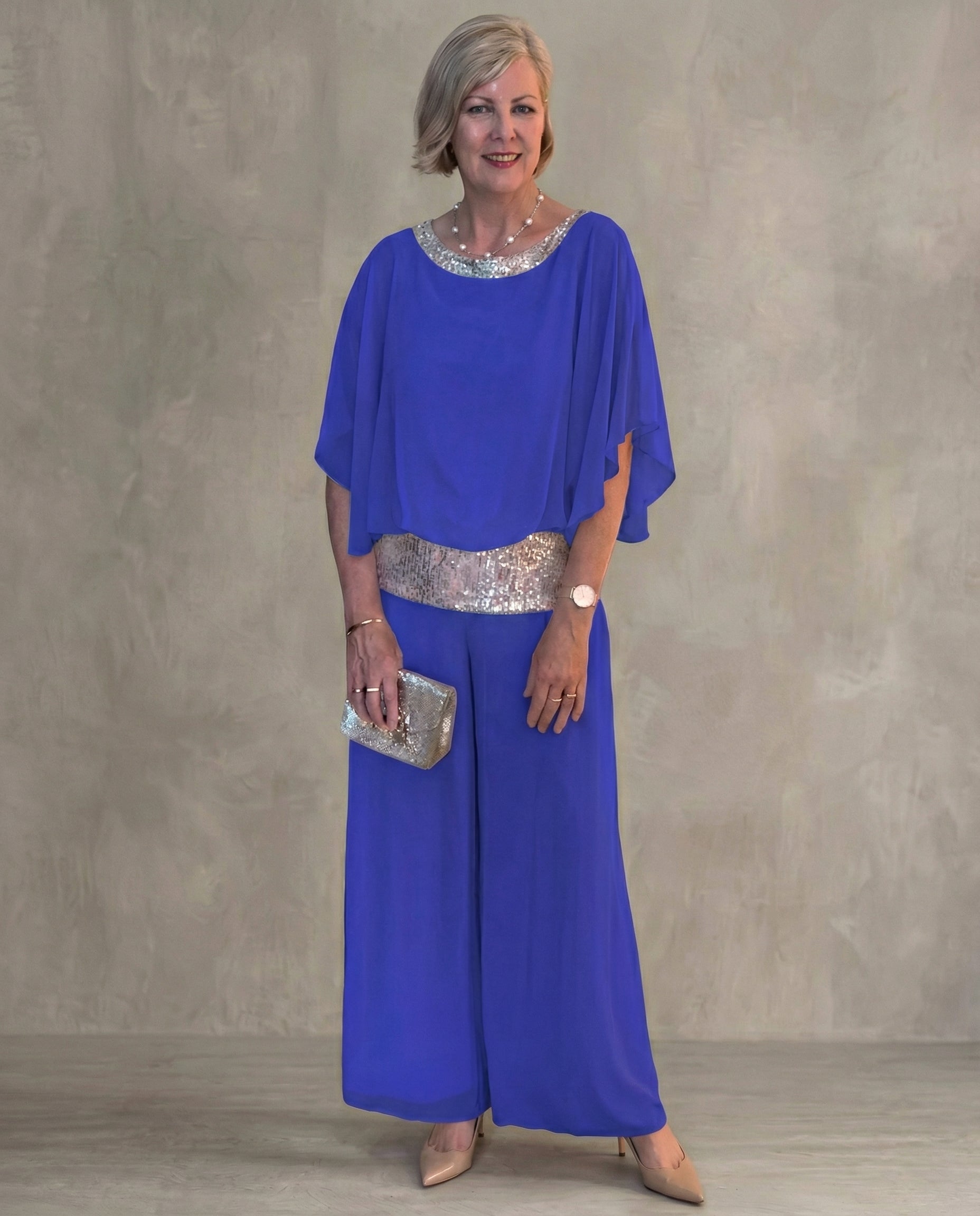 Modelo con conjunto elegante para dama Ember  Conjunto elegante de dos piezas | Horizoncor México