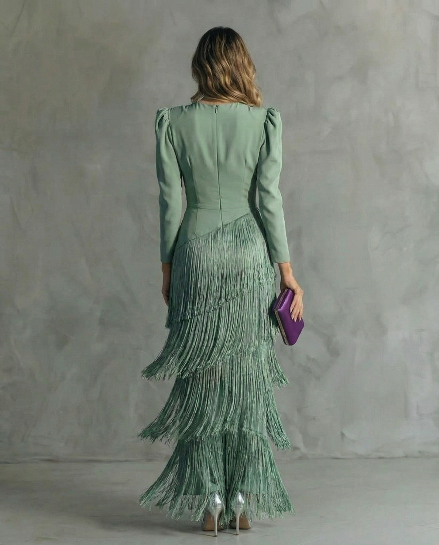 Modelo con vestido de fiesta largo Clara  Vestido elegante con mangas de flecos | Horizoncor México