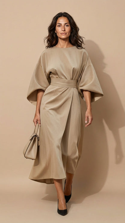 Modelo con vestido midi elegante Kioto | Horizoncor México