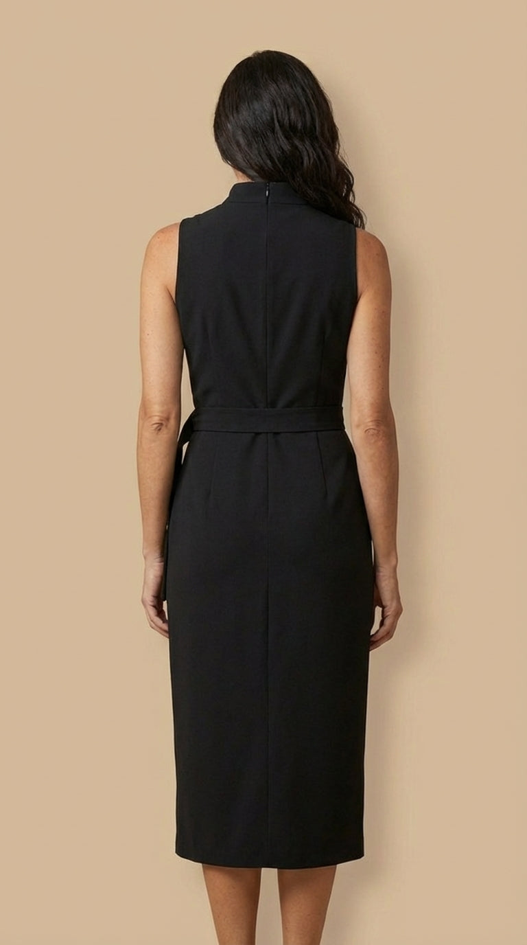 Modelo con vestido corto elegante Alessia | Horizoncor México
