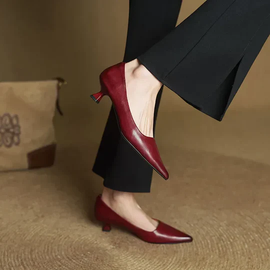 Modelo con tacones mujer Alovi Escote | Horizoncor México