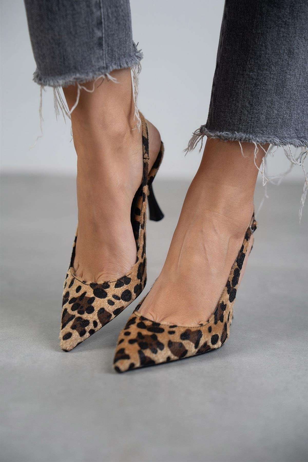 Modelo con tacones mujer Monique | Horizoncor México