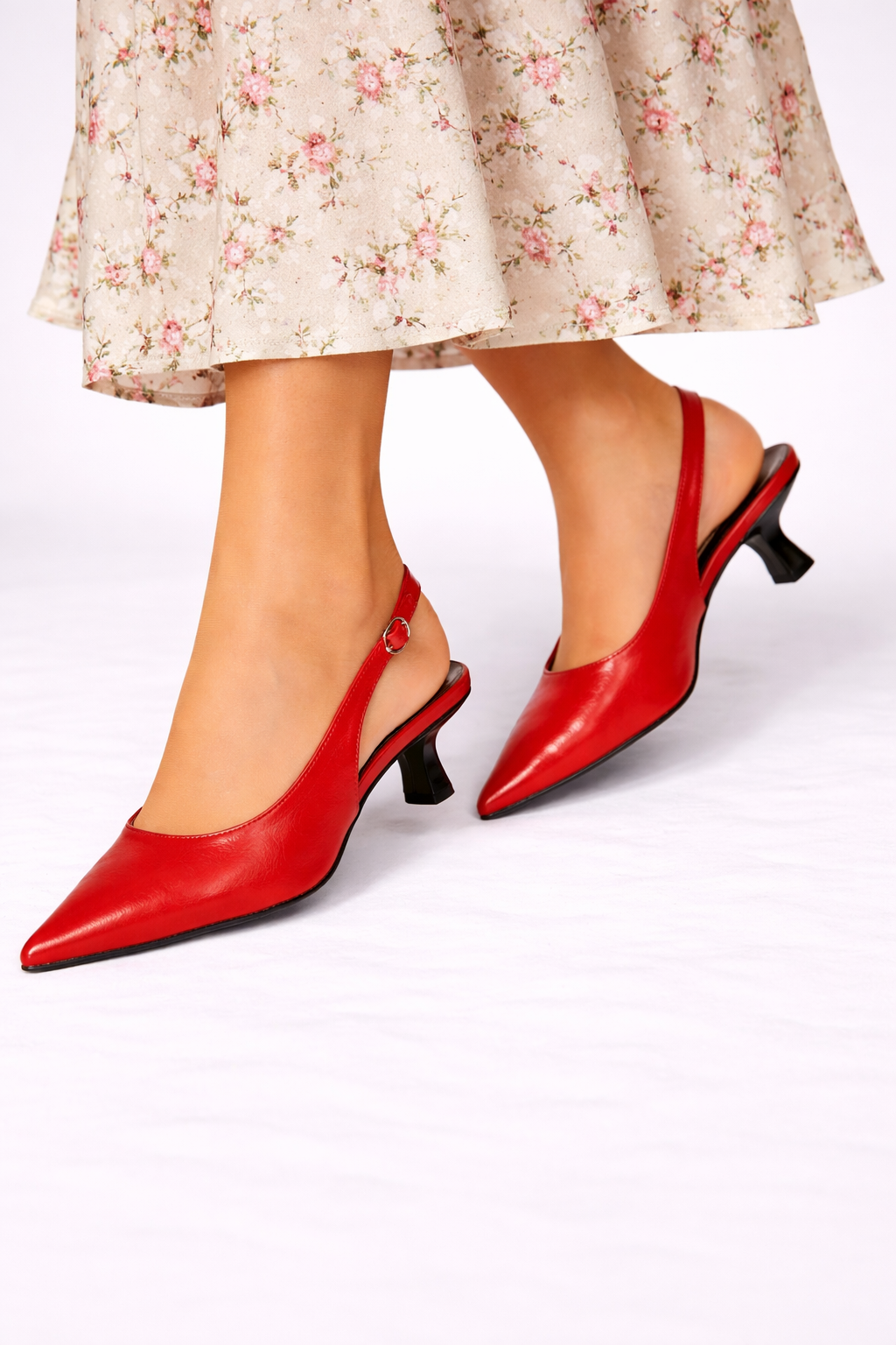 Lucinda – Kitten Heels Slingback con Punta Apuntada