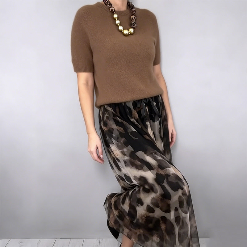 Modelo con conjunto de falda y blusa Leo | Horizoncor México