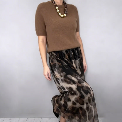 Modelo con conjunto de falda y blusa Leo | Horizoncor México
